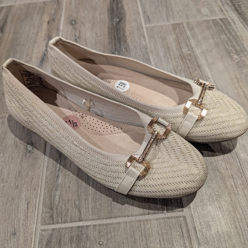 WORN ONCE London Fog Cream Flats with Gold Accents Size 7 1/2 Women